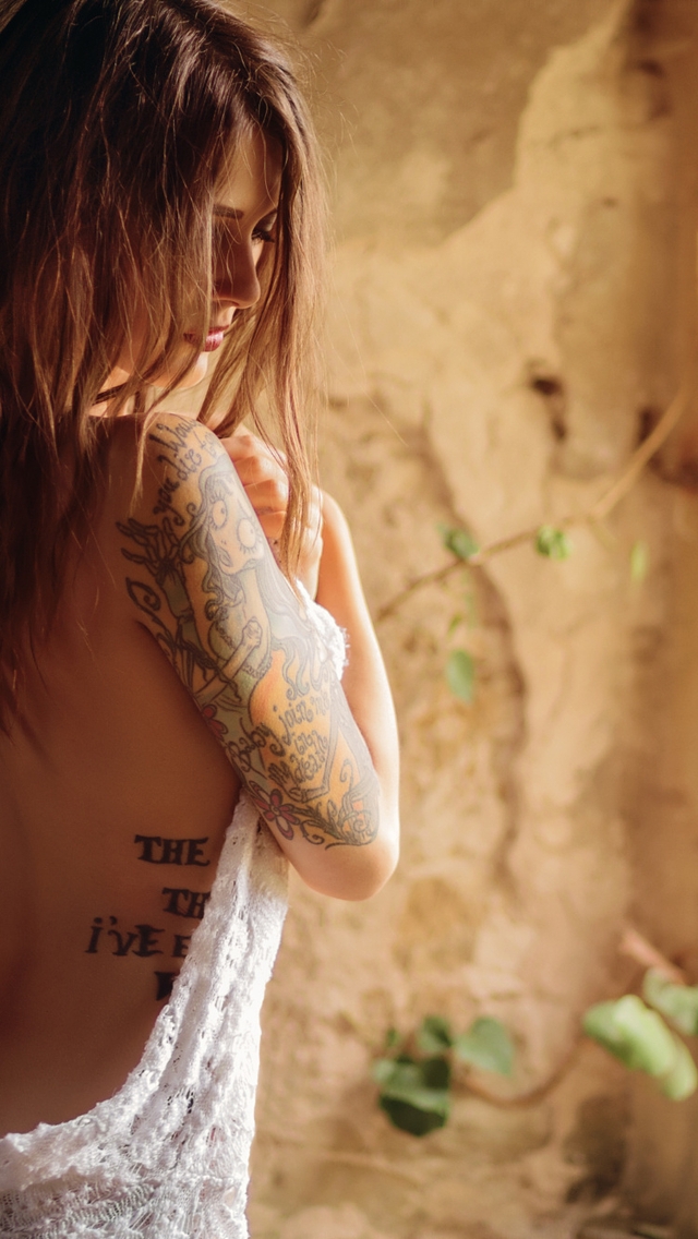 Картинка: Брюнетка, волосы, девушка, спина, татуировка