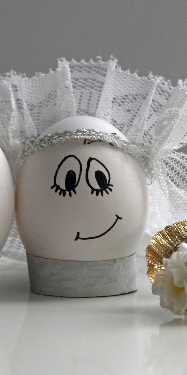 Картинка: Яйца, жених, невеста, свадьба, букет, фата, фужеры, мордашки, юмор