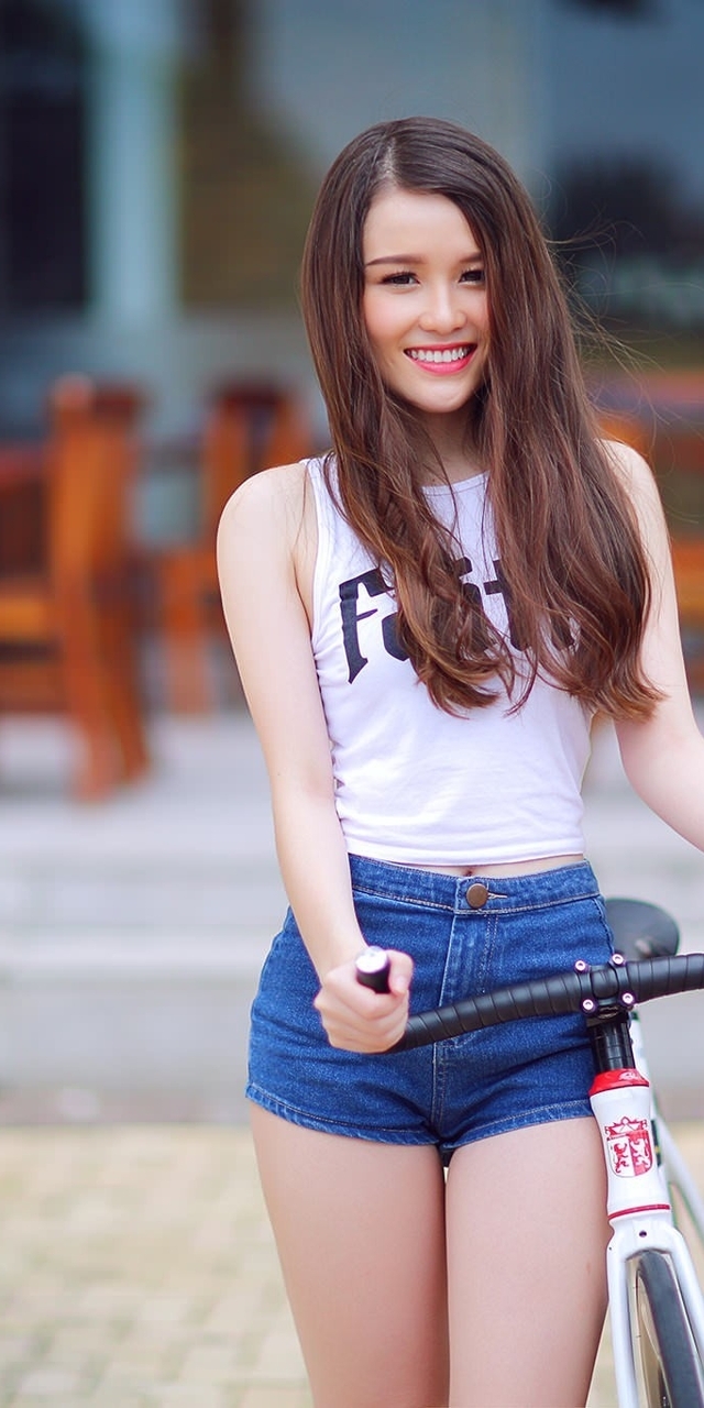 Картинка: Девушка, улыбка, велосипед, джинсовые шорты, ресторан