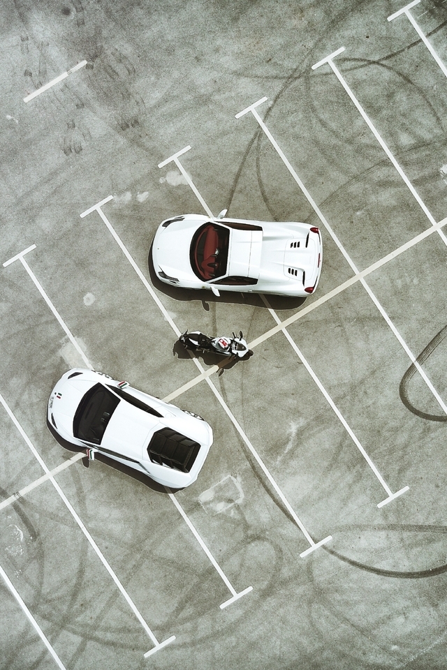 Картинка: Машины, мотоцикл, парковка, вид сверху, белые, следы шин