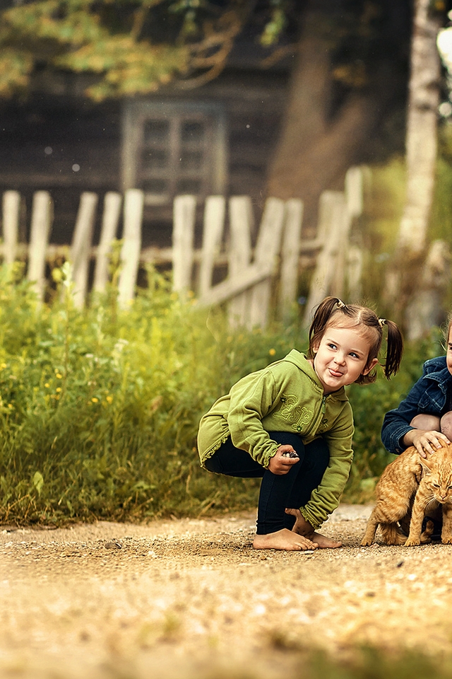 Картинка: Девочки, кошка, сидят, гуляют, игра, деревня, село, дорога, трава, деревья, настроение, радость, улыбка