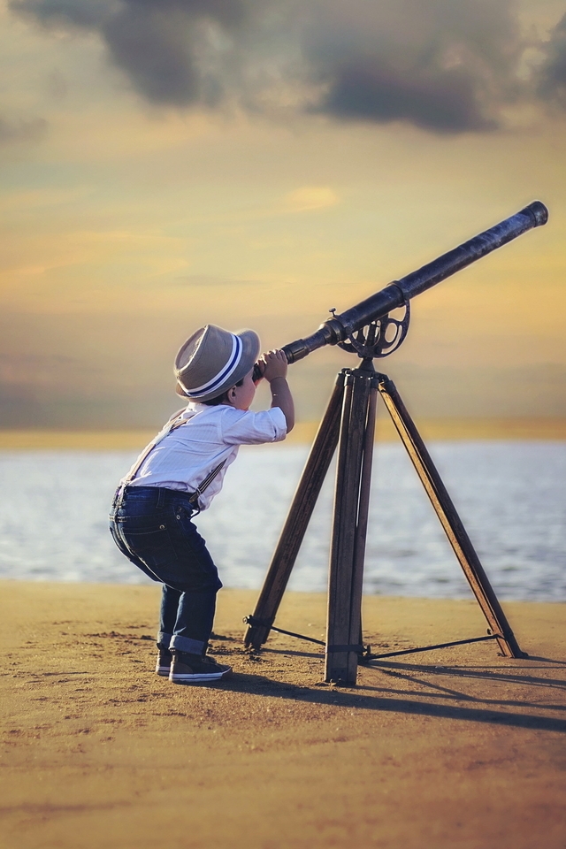 Картинка: Мальчик, телескоп, берег, песок, море, небо