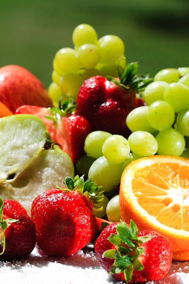 Картинка: Фрукты, витамины, виноград, лоза, гроздь, ягоды, клубника, апельсин, киви, яблоко, половинка