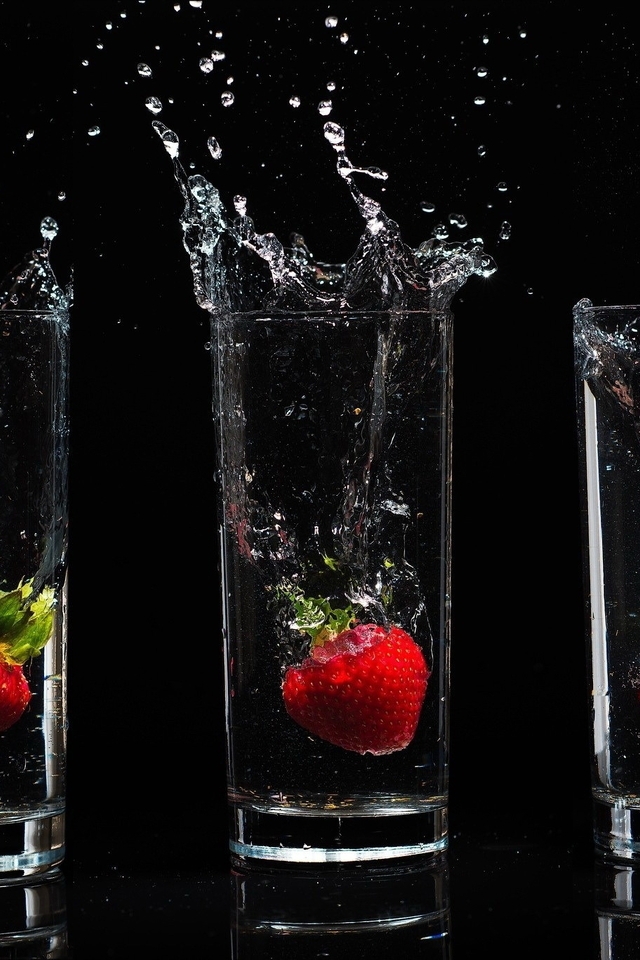 Картинка: Три стакана, виктория, ягода, вода, брызги, чёрный фон