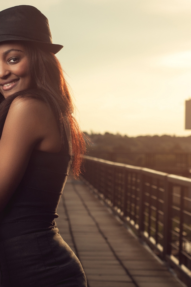 Картинка: Девушка, чернокожая, улыбка, настроение, шляпа, стоит, мостик