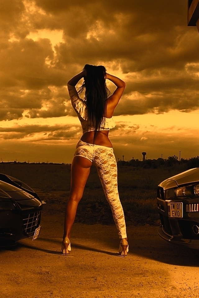 Картинка: Девушка, спина, стоит, Митцубиси, Феррари, автомобили, закат, небо, облака, горизонт