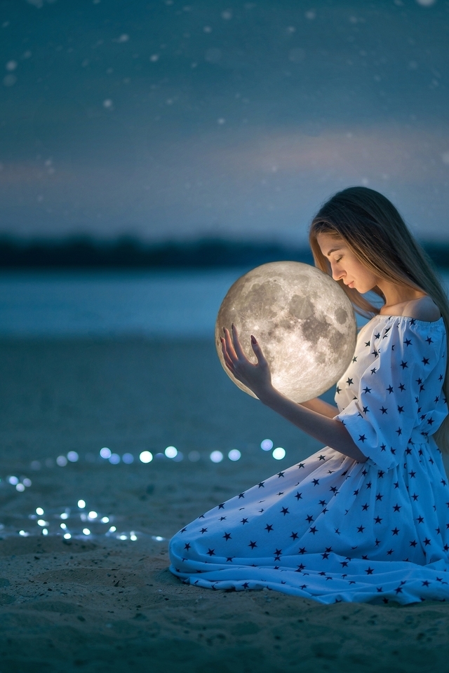Картинка: Девушка, платье, сидит, песок, шар, сфера, планета, луна, огоньки, держит