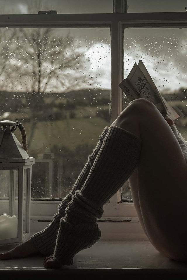 Картинка: Девушка, сидит, читает, книга, подоконник, окно, дождь, подушка