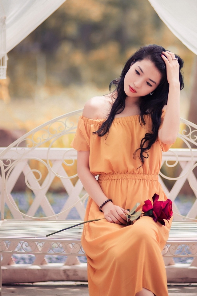 Картинка: Девушка, азиатка, платье, сидит, цветы, роза, скамейка