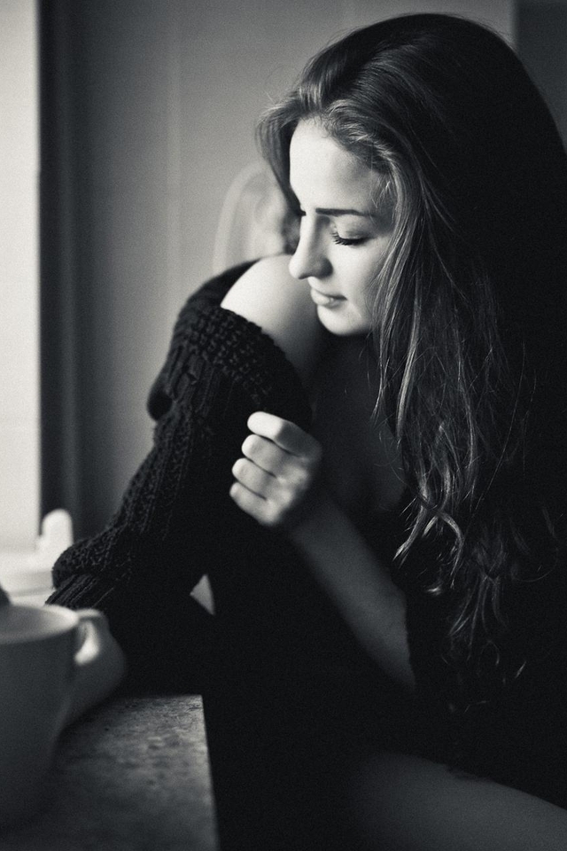 Image: Girl, face, long hair, shoulder, sweater, mug, tea, black and white