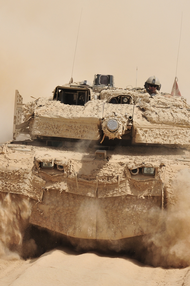 Картинка: Танк, танкист, едет, пустыня, песок, пыль, камуфляж, SAAB Barracuda, Leopard 2A5 DK
