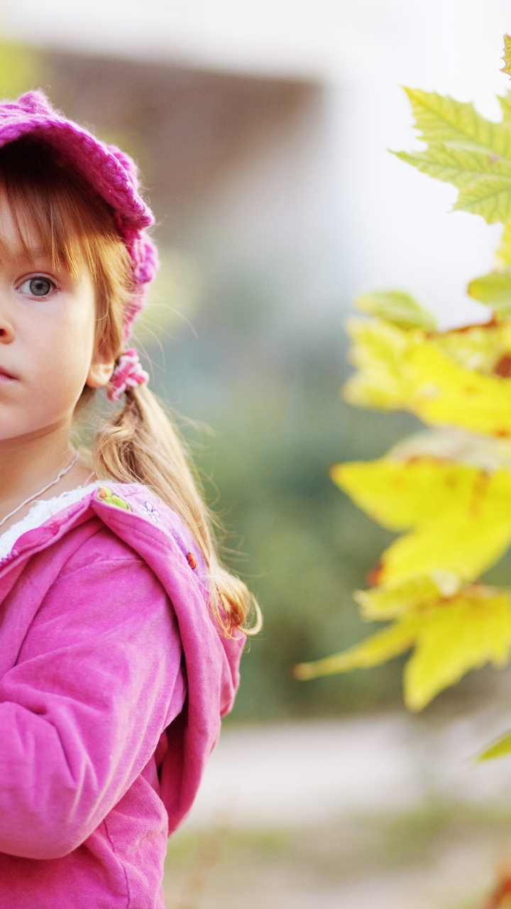 Картинка: Девочка, ребёнок, кепка, розовая, куртка, цвет, природа, осень, листья, взгляд