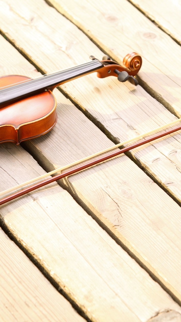 Image: Violin, bow, strings, boards