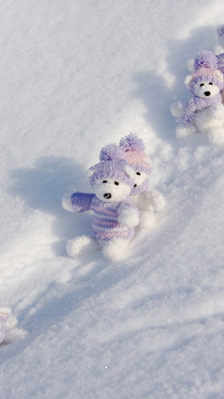 Картинка: Игрушки, медвежата, снег, зима, свитер, шапка, катаются, горка, следы
