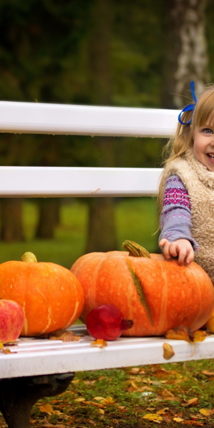 Картинка: Девочка, улыбка, скамья, тыквы, парк, осень