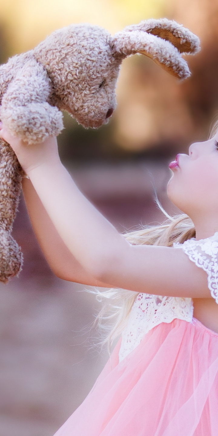 Картинка: Девочка, ребёнок, волосы, цветы, венок, платье, розовое, игрушка, заяц