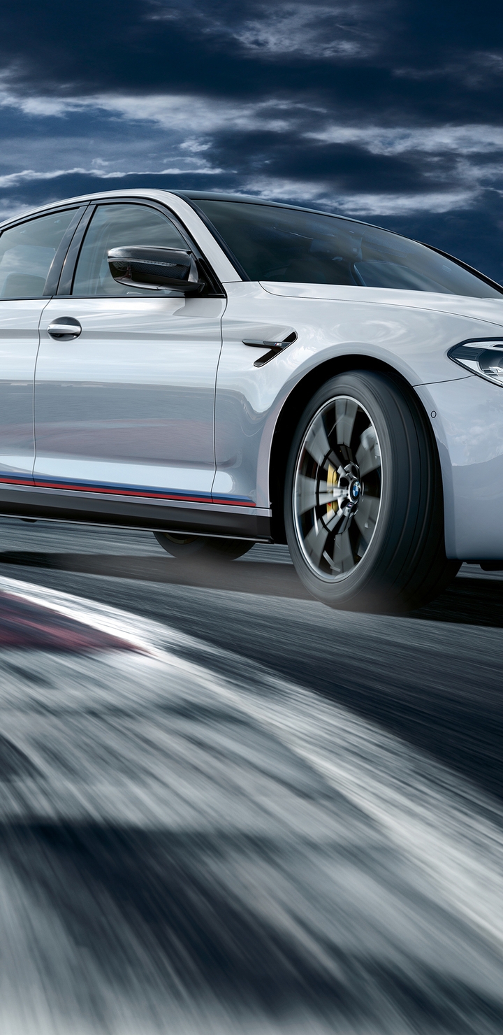 Картинка: Гоночный трек, машина, скорость, движение, в повороте, BMW, M5, облака