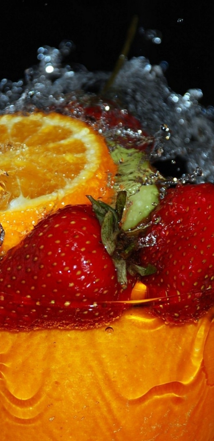 Картинка: Бокал, стекло, жидкость, брызги, ягоды, клубника, апельсин, вода