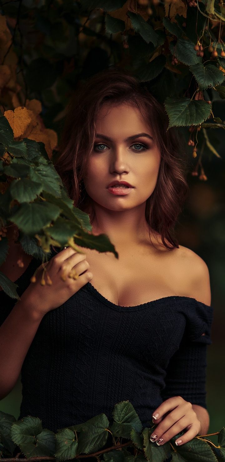 Картинка: Девушка, ветки, дерево, листя, чёрное платье