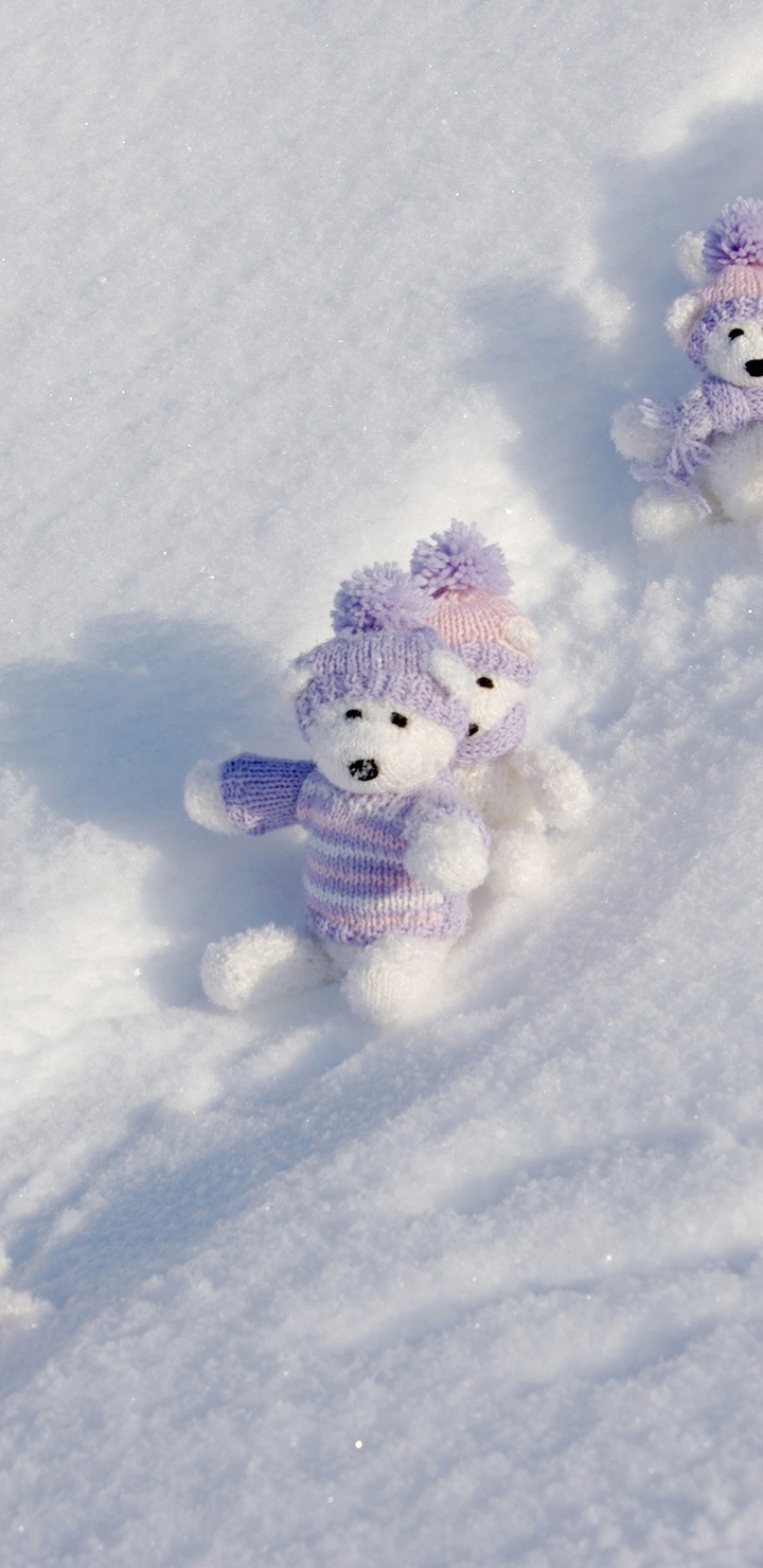Картинка: Игрушки, медвежата, снег, зима, свитер, шапка, катаются, горка, следы