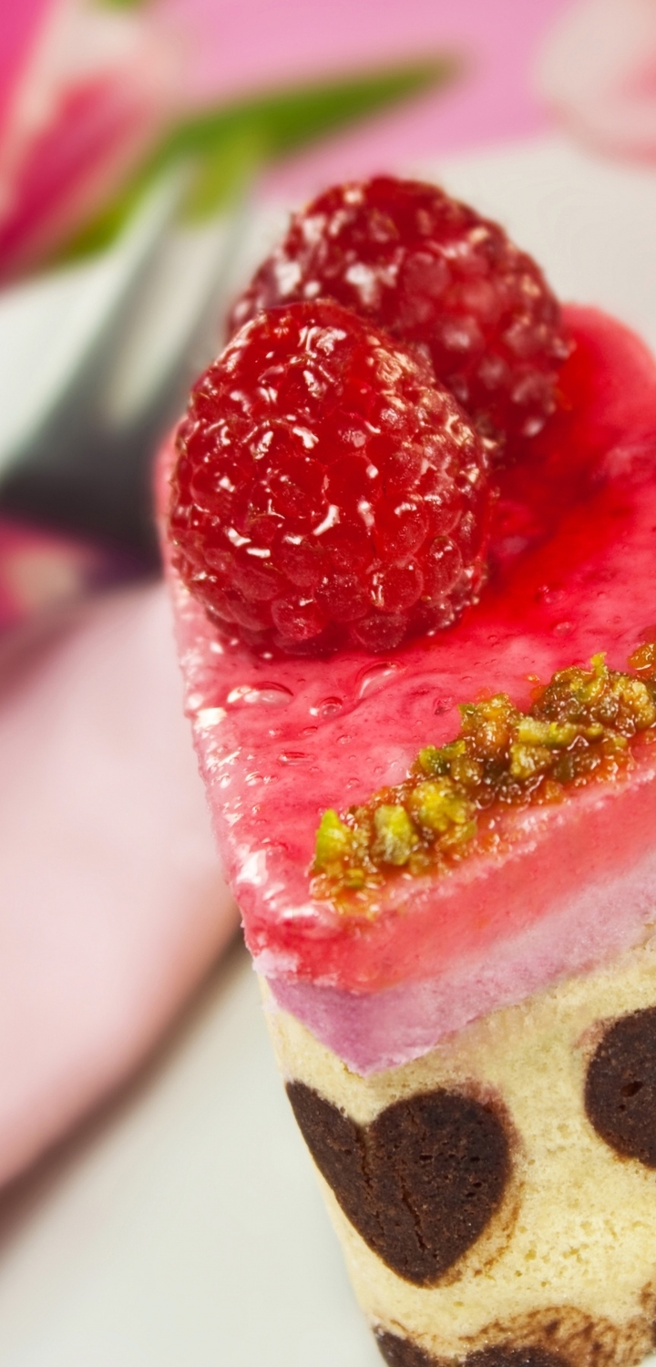 Картинка: Десерт, пирожное, сладость, малина, ягодки, шоколадные сердечки