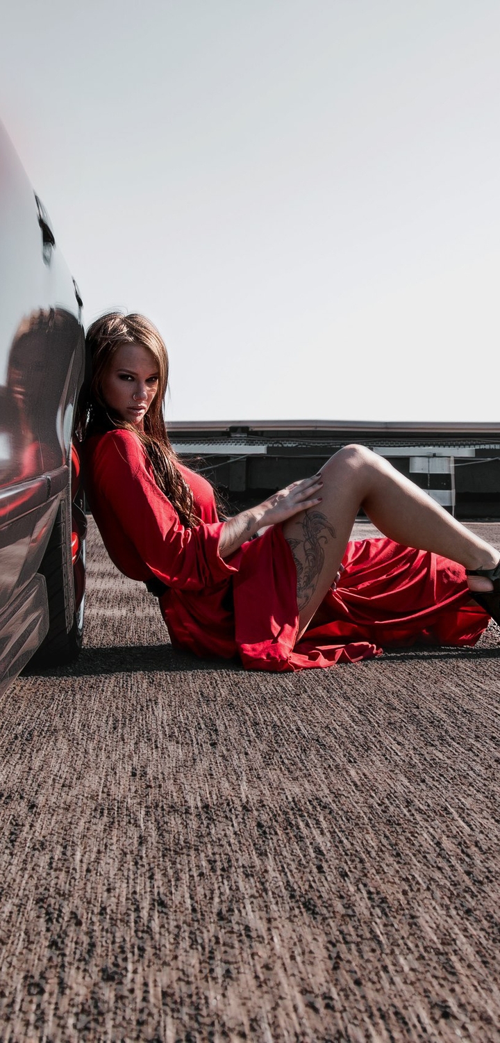 Картинка: Брюнетка, девушка, Вероника Вонка, красное платье, тату, ножки, каблуки, сидит, взгляд, машина, асфальт