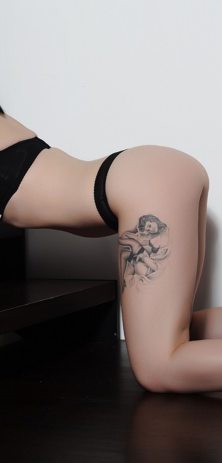 Картинка: Melissa Clarke, модель, брюнетка, татуировка, поза, нижнее бельё, каблуки, лестница