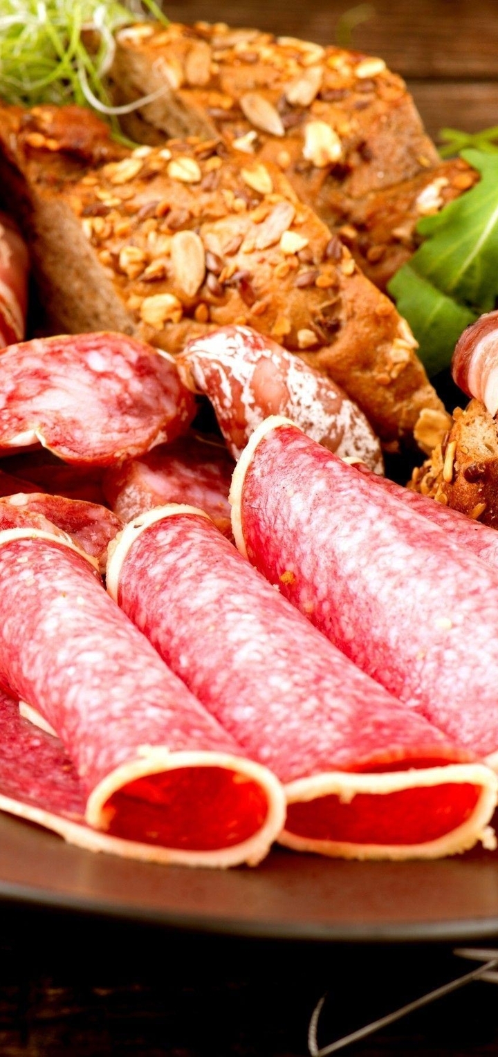 Картинка: Нарезка, мясо, колбаса, салями, батон, тарелка, вилка