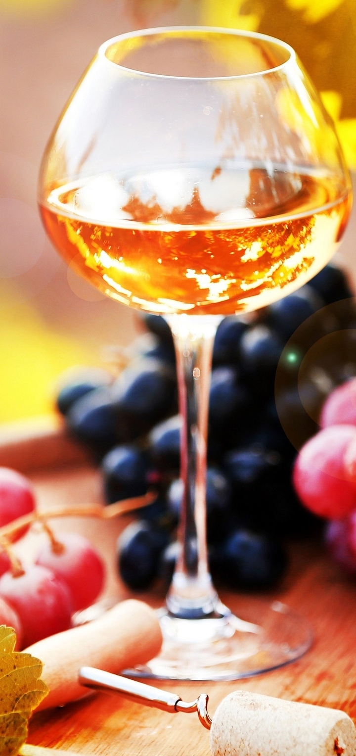 Картинка: Бокал, вино, виноград, лоза, гроздь, бочка, штопор, листья, осень, блики