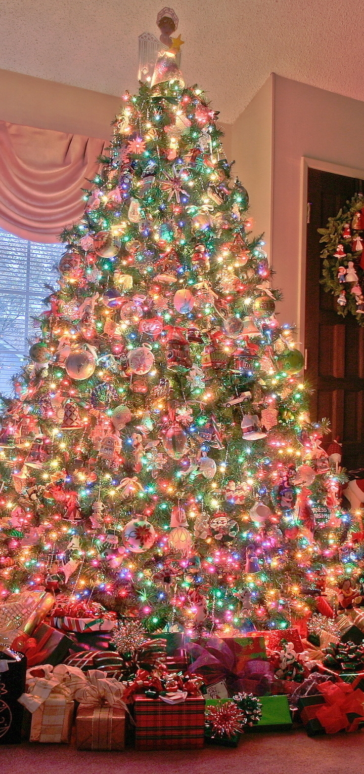 Картинка: Рождество, ёлка, красивая, нарядная, украшение, декор, подарки, гирлянда, свет, камин, дом