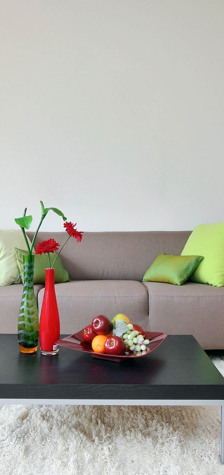 Картинка: Диван, столик, подушки, фрукты, лампа, ковёр, цветы
