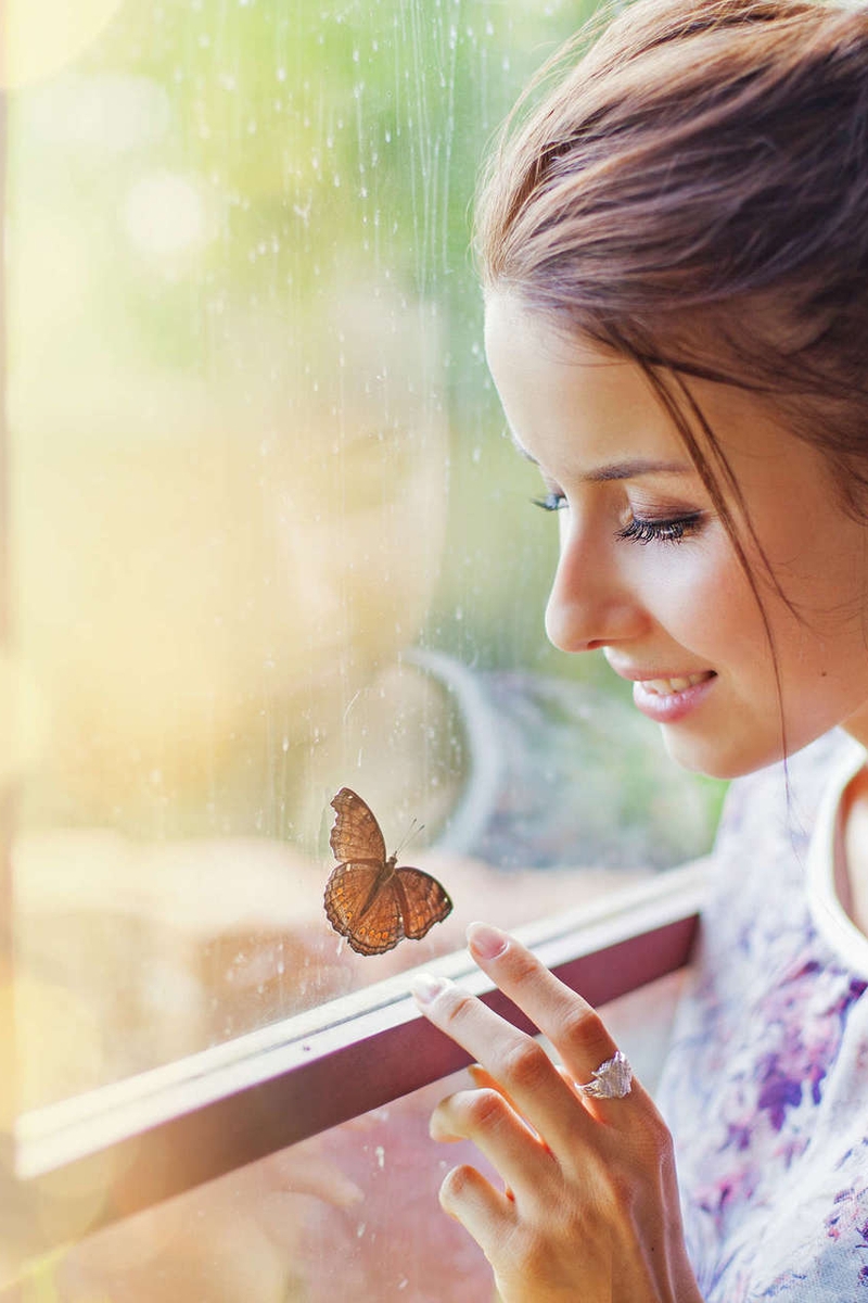Картинка: Девушка, профиль, улыбка, настроение, бабочка, окно