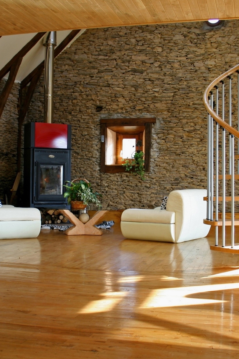 Картинка: Гостиная, лестница, кресла, телевизор, стены, пол, камин
