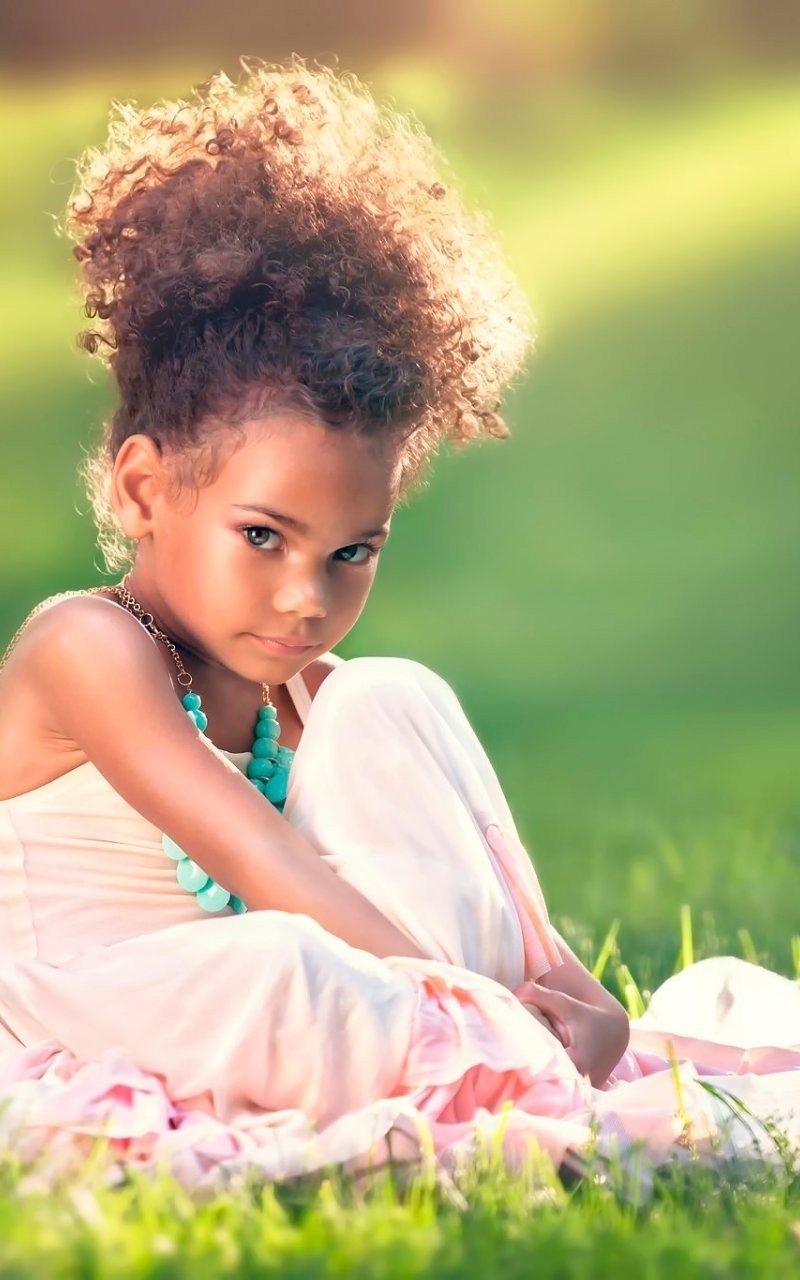 Картинка: Девочка, прическа, платье, взгляд, сидит, трава