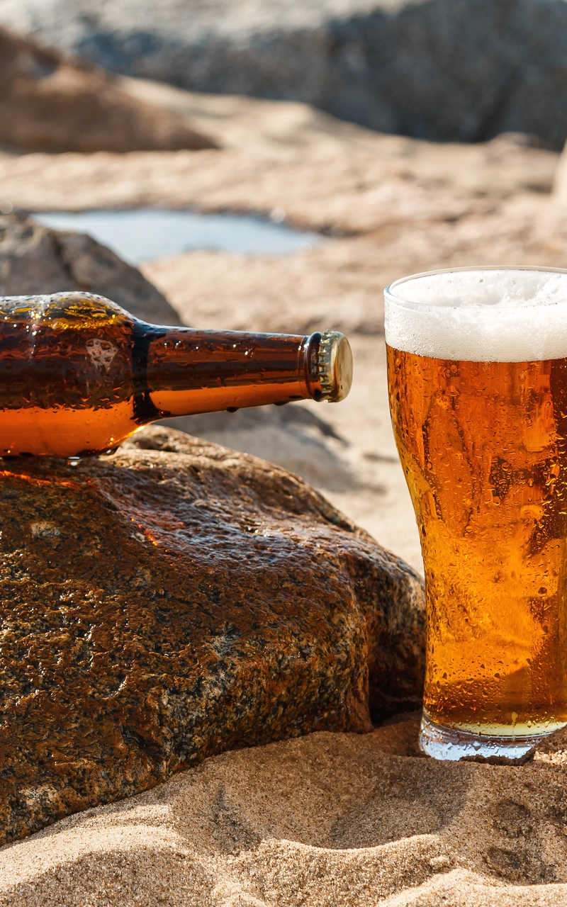 Картинка: Песок, камни, стакан, бутылки, пиво