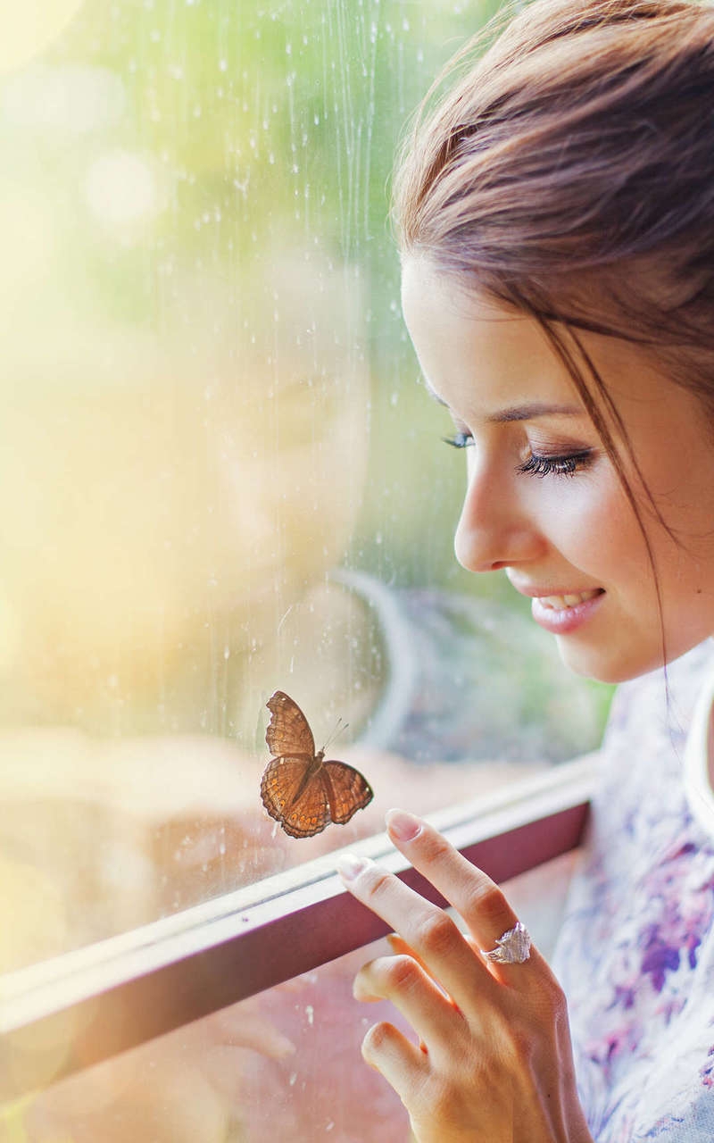 Картинка: Девушка, профиль, улыбка, настроение, бабочка, окно