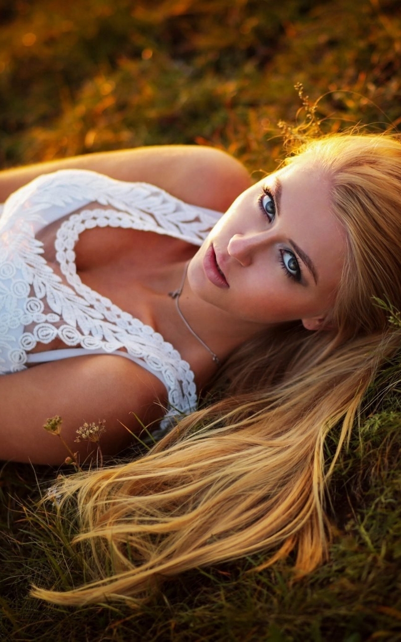 Картинка: Блондинка, взгляд, лежит, трава, поле, волосы, закат, в белом, девушка