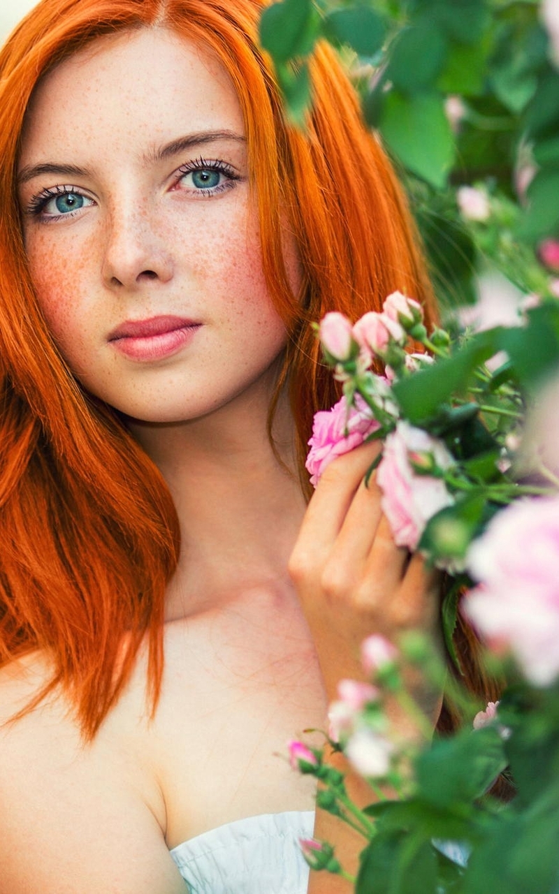 Картинка: Девушка, лицо, веснушки, глаза, макияж, волосы, рыжая, цветы