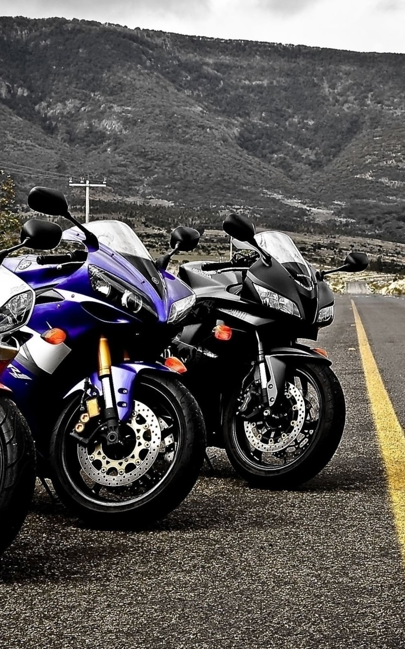 Картинка: Yamaha R1, мотоциклы, колёса, фары, зеркала, трасса, дорога, разметка, горы