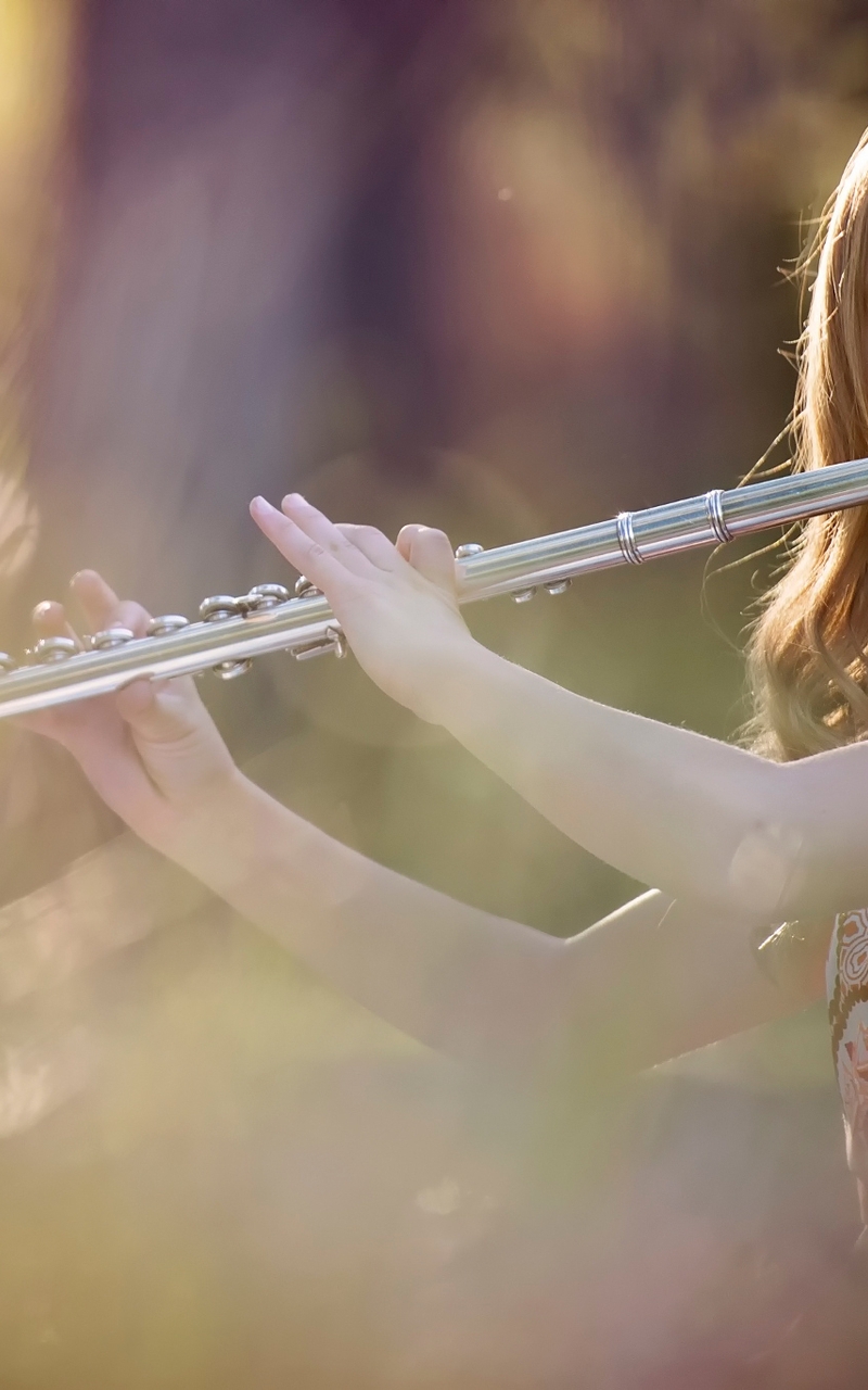 Слушать красивую музыку флейты. Девушка с флейтой. Девушка флейтистка. Красивая девушка на флейте.