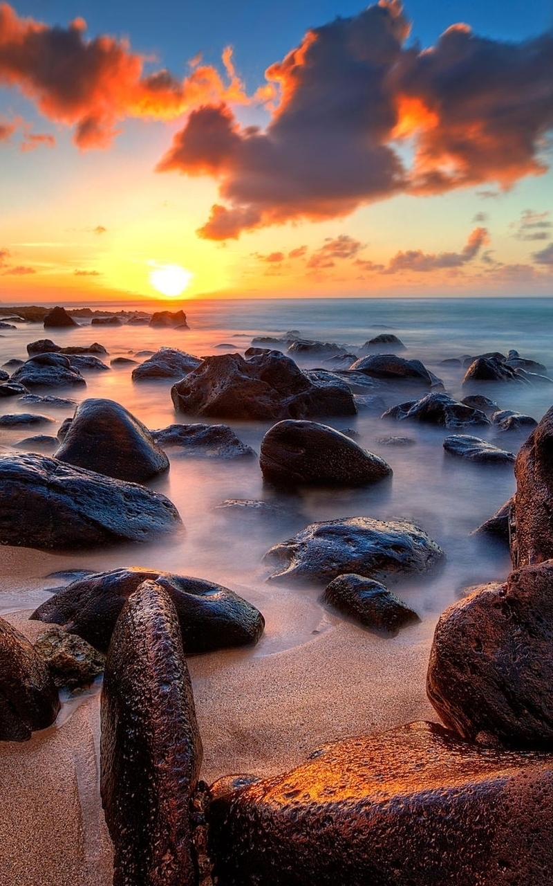 Картинка: Облака, закат, солнце, море, берег, камни, песок, пляж