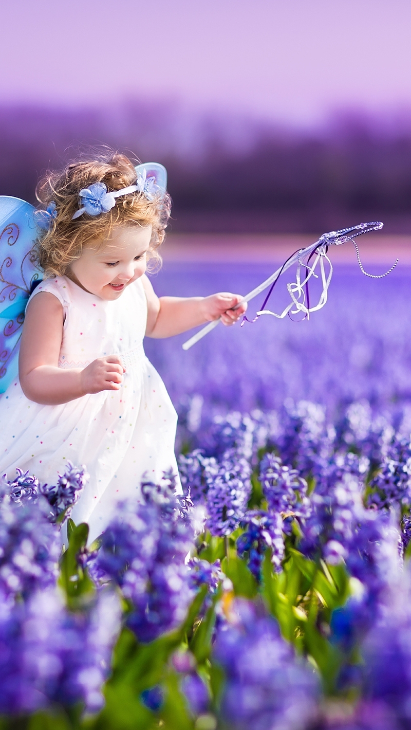 Картинка: Девочка, фея, крылья, волшебная палочка, платье, лаванда, цветы, поле, бежит