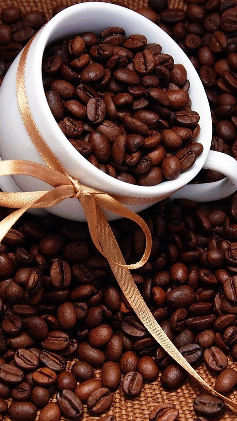 Картинка: Белая чашка, зёрна, кофе, лента, бантик, корзина