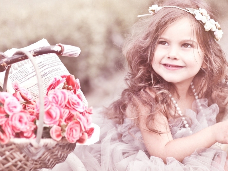Картинка: Девочка, глаза, цветы, корзинка, книга, бусы, улыбка, настроение