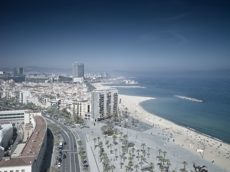 Картинка: Испания, город, Barcelona, панорама, пляж, море, порт, дороги, дома, выcотки, горизонт, небо