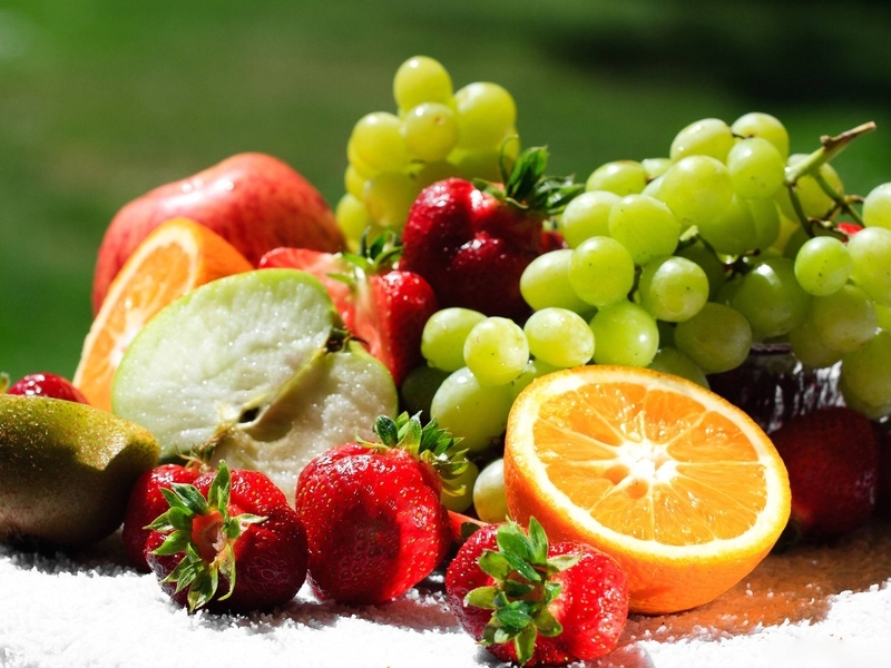 Картинка: Фрукты, витамины, виноград, лоза, гроздь, ягоды, клубника, апельсин, киви, яблоко, половинка