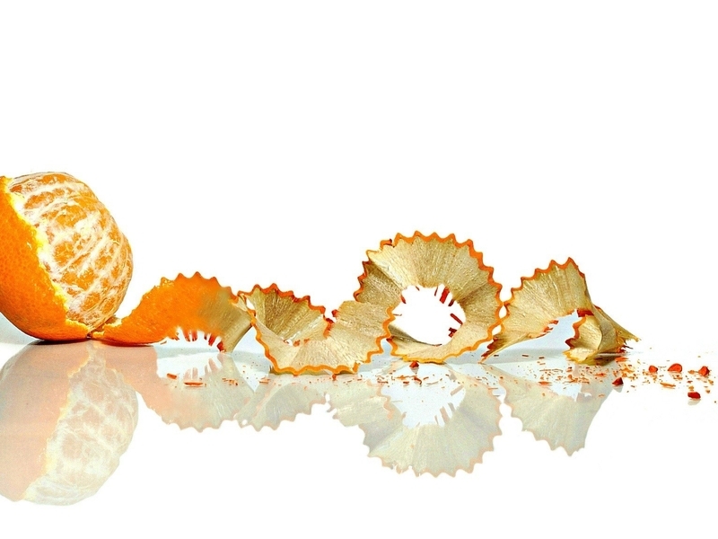Картинка: Апельсин, отражение, зеркало, фон, белый, кожура, стружка, дольки