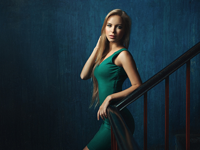 Картинка: Девушка, блондинка, длинные волосы, зелёное платье, лестница, перила