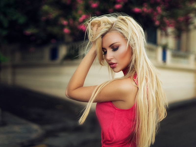 Картинка: Девушка, блондинка, макияж, волосы, рука, улица, размытость