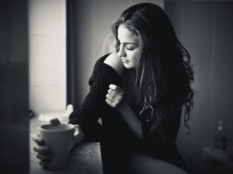 Image: Girl, face, long hair, shoulder, sweater, mug, tea, black and white